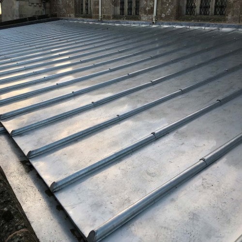 Installation de toiture en zinc